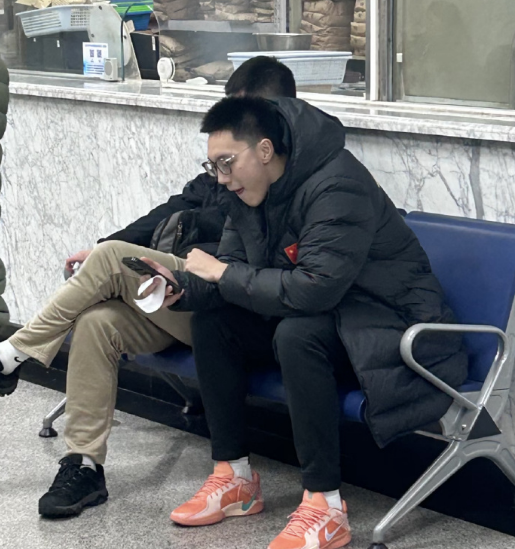 PG电子官方网站-贺希宁曝光胡明轩无缘世预赛原因：膝伤复发 回国第一时间去医院